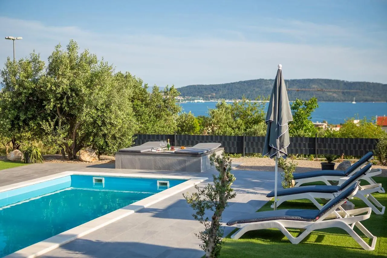 Private Holiday Resort Lumianni - 2 Houses Kastela Holiday home